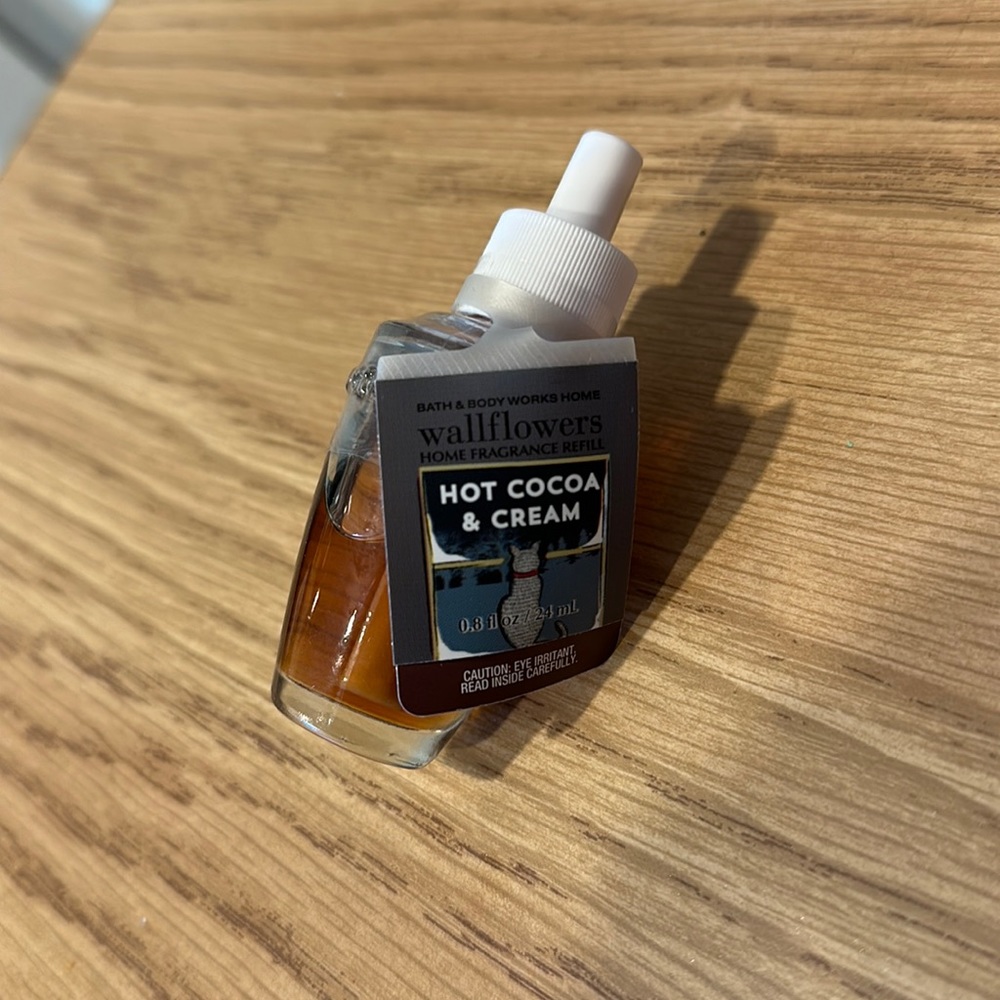 Bath & Body Works Hot Cocoa & Cream Wallflower refill NWT